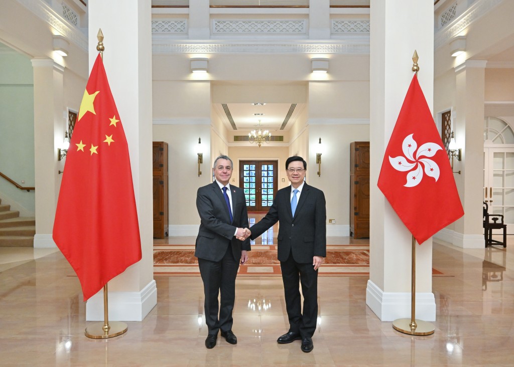 李家超(右)今日亦與瑞士聯邦委員兼外長卡西斯(左)會面。政府新聞處 李家超(右)今日亦與瑞士聯邦委員兼外長卡西斯(左)會面。政府新聞處