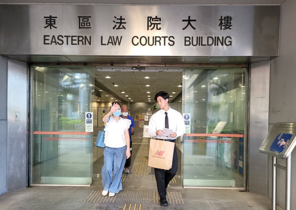 案中被告李兆亨(右一)离开法院。