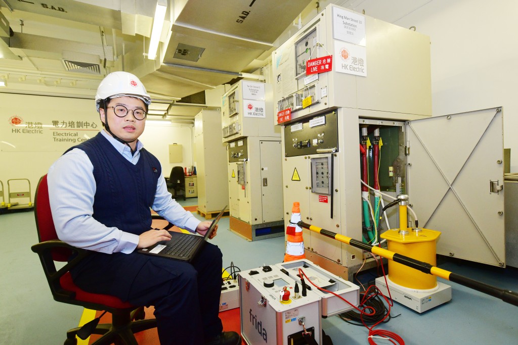港燈工程師朱科示範用「極低頻電纜測試」檢查電纜健康狀況。   歐樂年攝