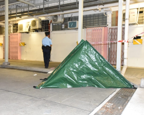 老翁倒斃天井位置。