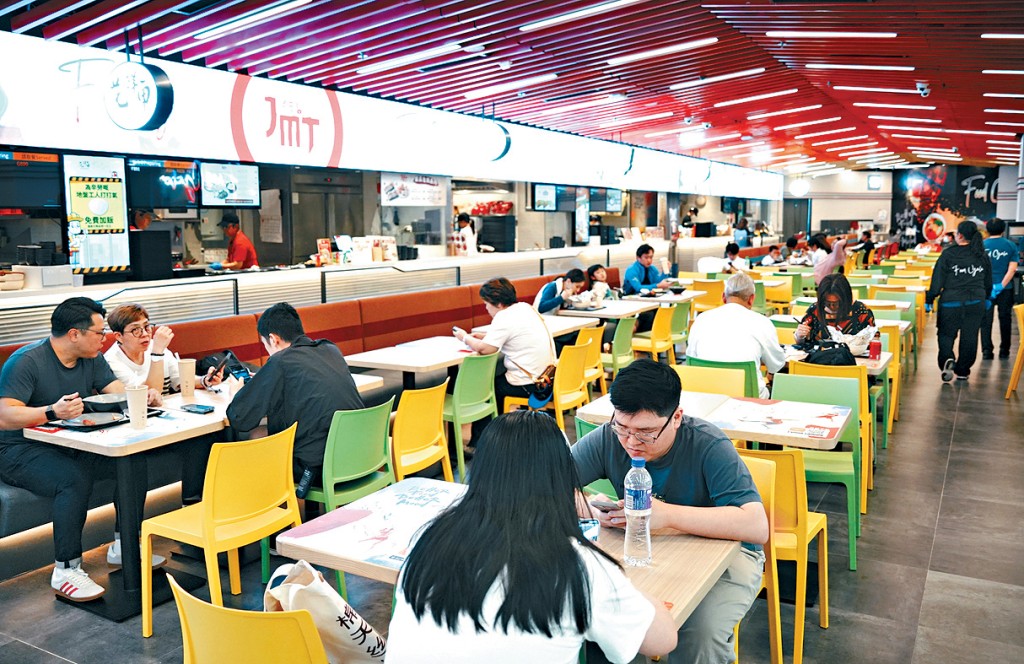 食環署於食肆、娛樂場所等牌照增設國安條件,若不利國安或香港公眾利益的「冒犯行為」可被釘牌。