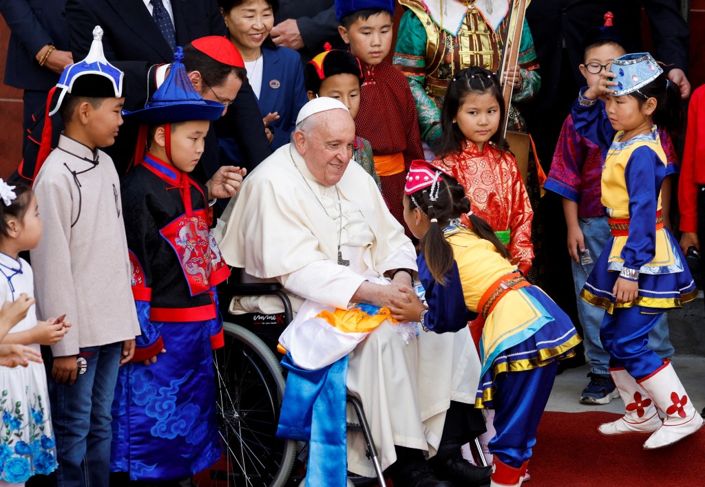 教宗参加欢迎仪式时受到一名女童上前问好。路透社