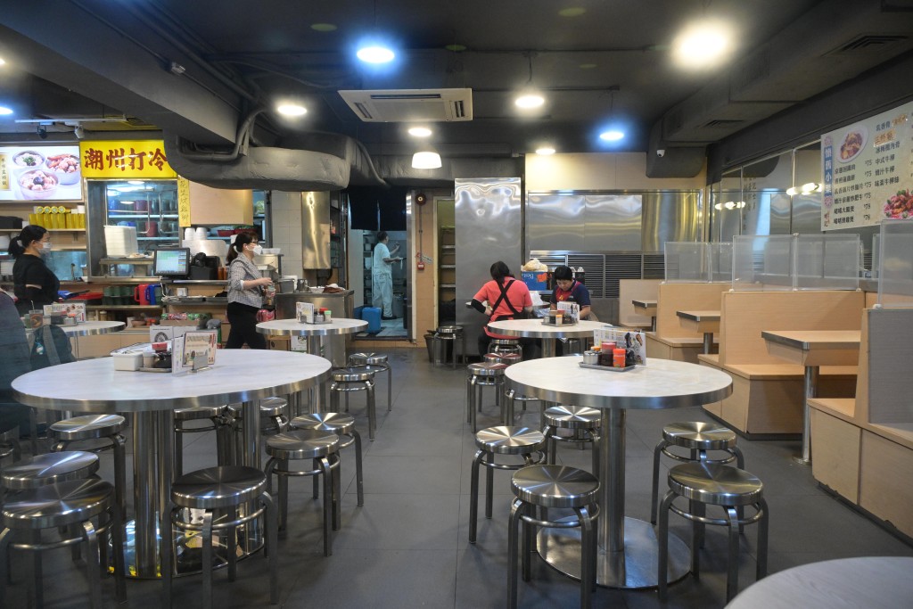 本港失業率維持3.5%,飲食業失業率卻連續多月高企,4至6月達6%。 本港失業率維持3.5%,飲食業失業率卻連續多月高企,4至6月達6%。