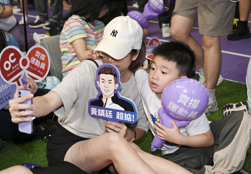 市民為香港奧運乒乓球混雙銅牌賽打氣。鍾健華攝