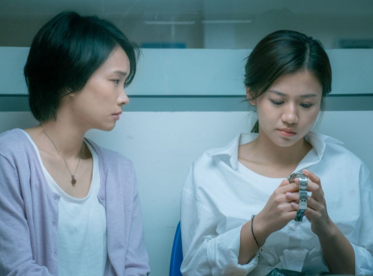 二人由學生演到成年。