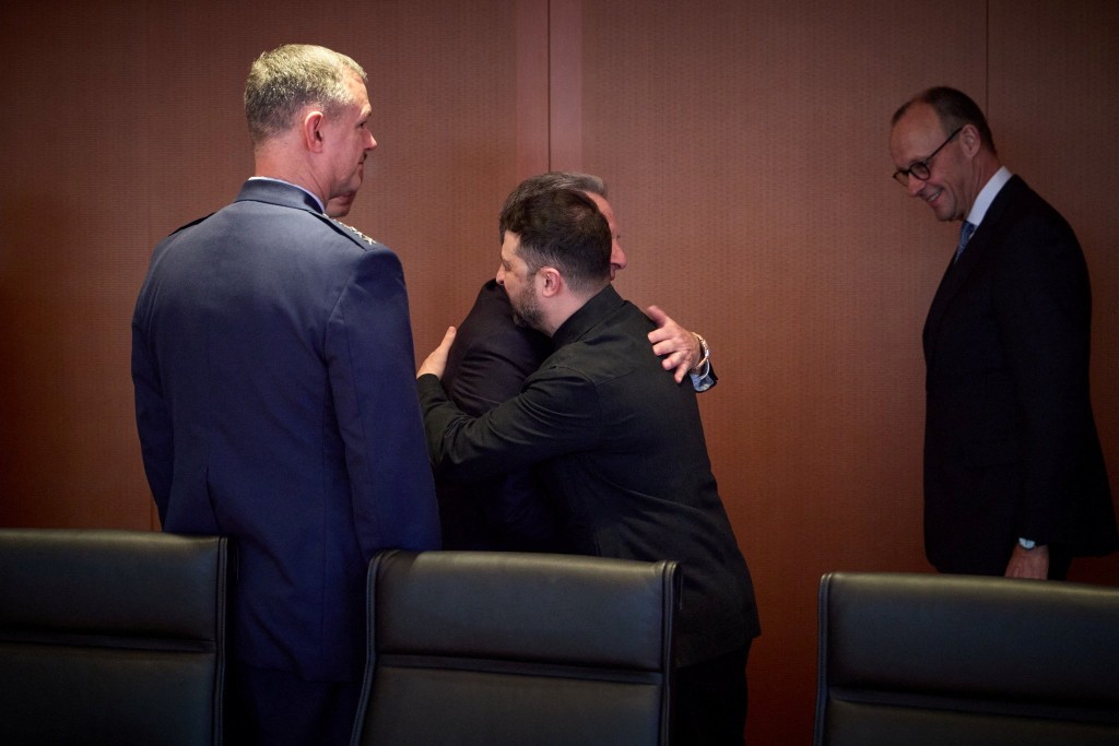 澤連斯基與美方代表寒暄。路透社