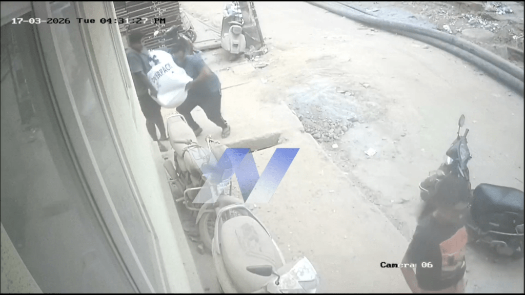 2名壮汉大费周章地把“人肉快递”抬到门市。 X@path2shah