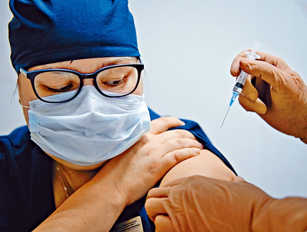 俄羅斯醫護上月接受Sputnik-V抗冠病疫苗注射。