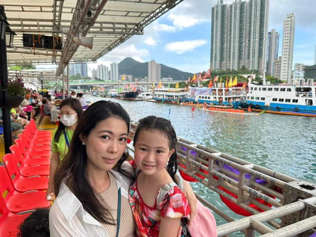 蕭煒忠太太與女兒齊行善。