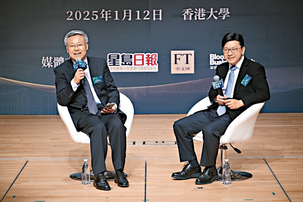 香港大學協理副校長、香港大學中國商業學院創始院長劉寧榮（左）及勞福局局長孫玉菡，在論壇中分享對新一年的展望。