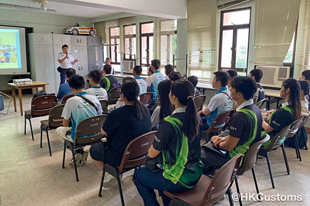 參加「師友計劃」的海關導師們帶領學員在暑假增廣見聞。fb:香港海關 參加「師友計劃」的海關導師們帶領學員在暑假增廣見聞。fb:香港海關