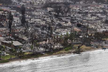 毛伊島旅遊小鎮拉海納被山火吞噬，化為燒焦廢墟。路透社