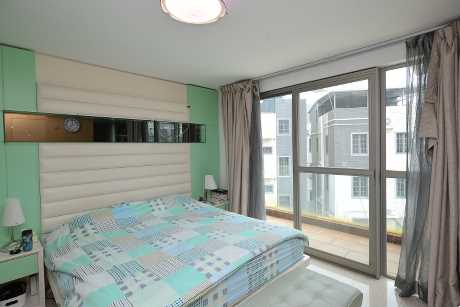 圖中房間外連露台，可於此晾曬衣物。