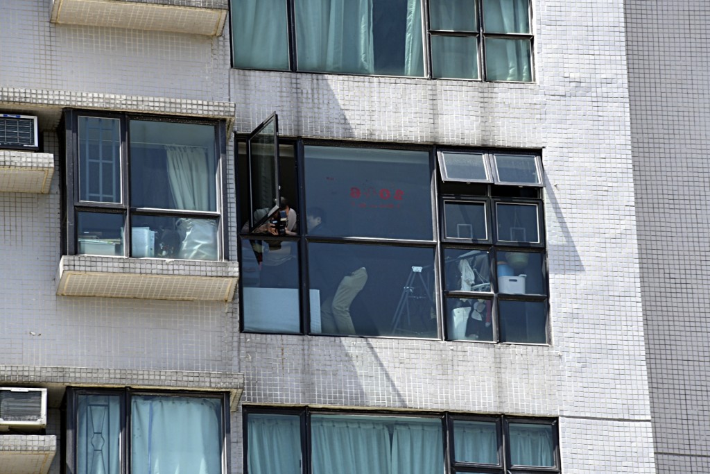 探員在窗口調查。楊偉亨攝