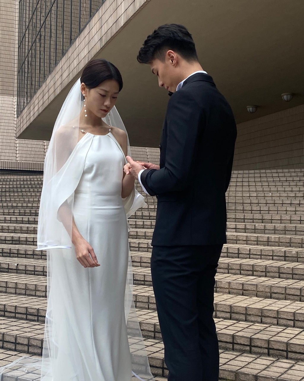 在《冰上火花》中，與廖子妤結婚並育有一女。