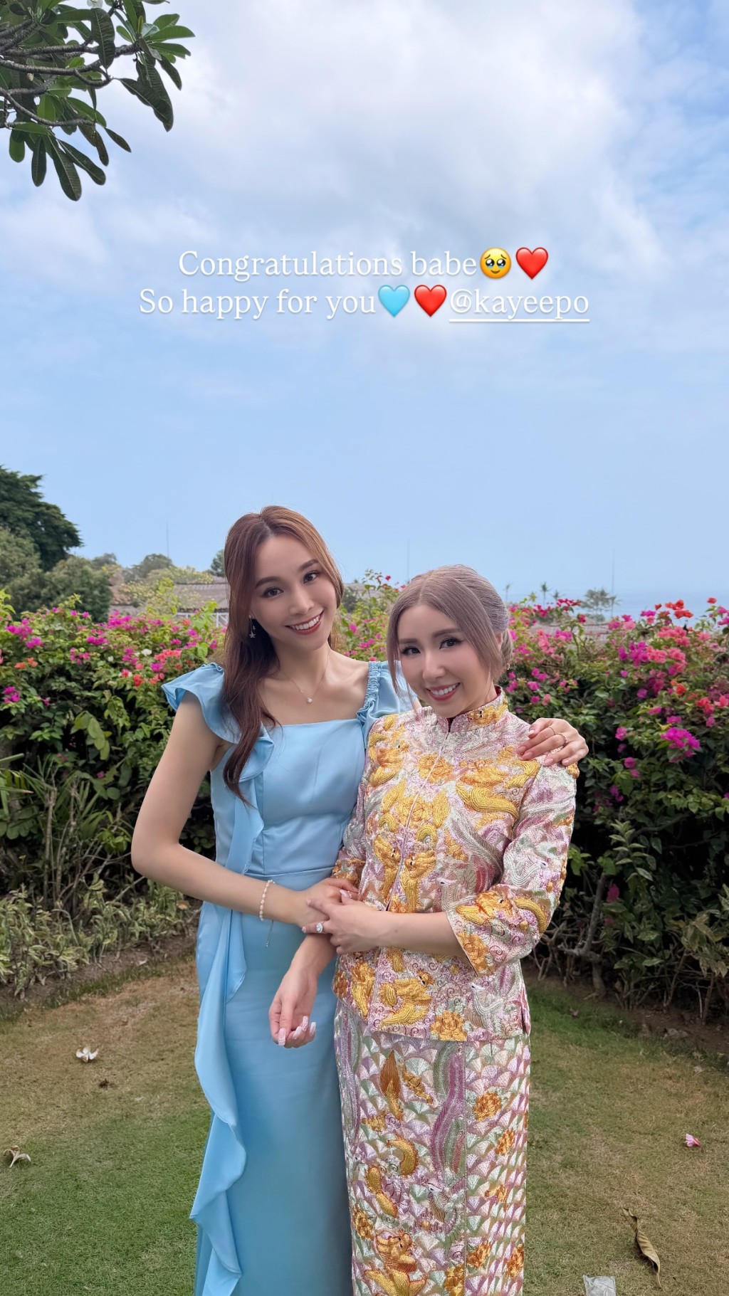 鄧伊婷與新娘子譚嘉儀合照。