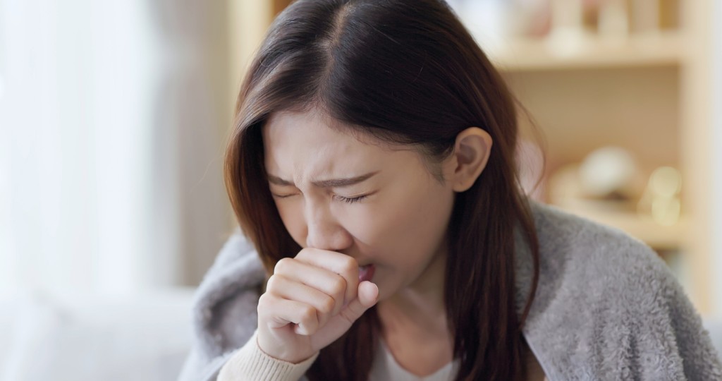 因氣管敏感而出現的「痰黐喉」是新冠肺炎其中一個普遍的後遺症。 iStock 圖片
