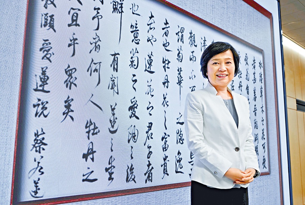 蔡若蓮閒時喜練書法,尤其喜歡抄寫周敦頤《愛蓮說》,以蓮花喻人,在價值觀紛亂的世代保持清醒,出淤泥而不染。