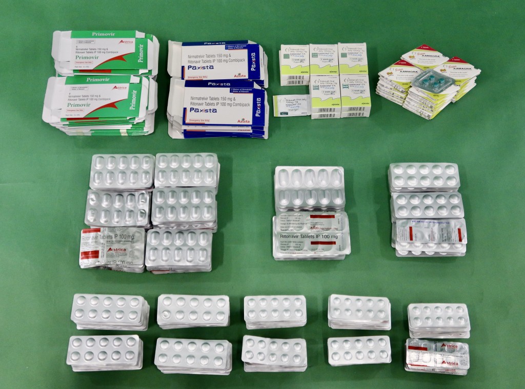 海關人員於一名36歲入境男旅客的寄艙行李中檢獲的懷疑受管制藥物，包括新冠口服藥物和受管制壯陽產品。政府新聞處圖片