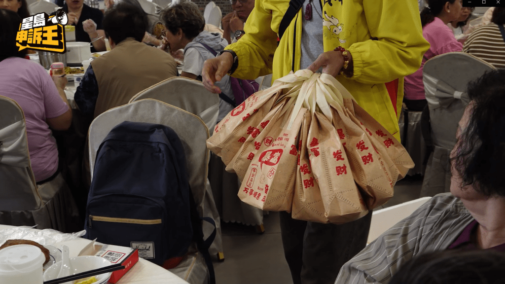 在用膳尾聲,「兩隻手工糉」亦送到各位團友手上。 在用膳尾聲,「兩隻手工糉」亦送到各位團友手上。
