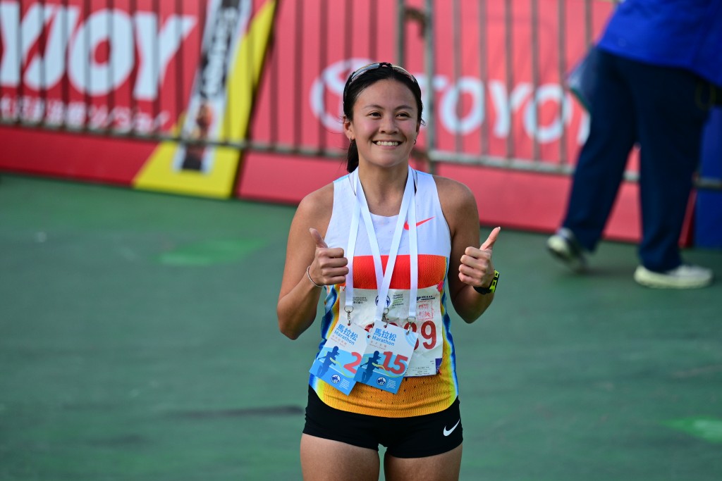 黃卓寧以2小時46分38秒取得全馬「本地女子組」季軍。廖偉業攝