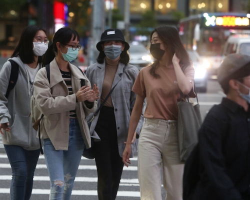 台灣民衆戴口罩防疫。AP