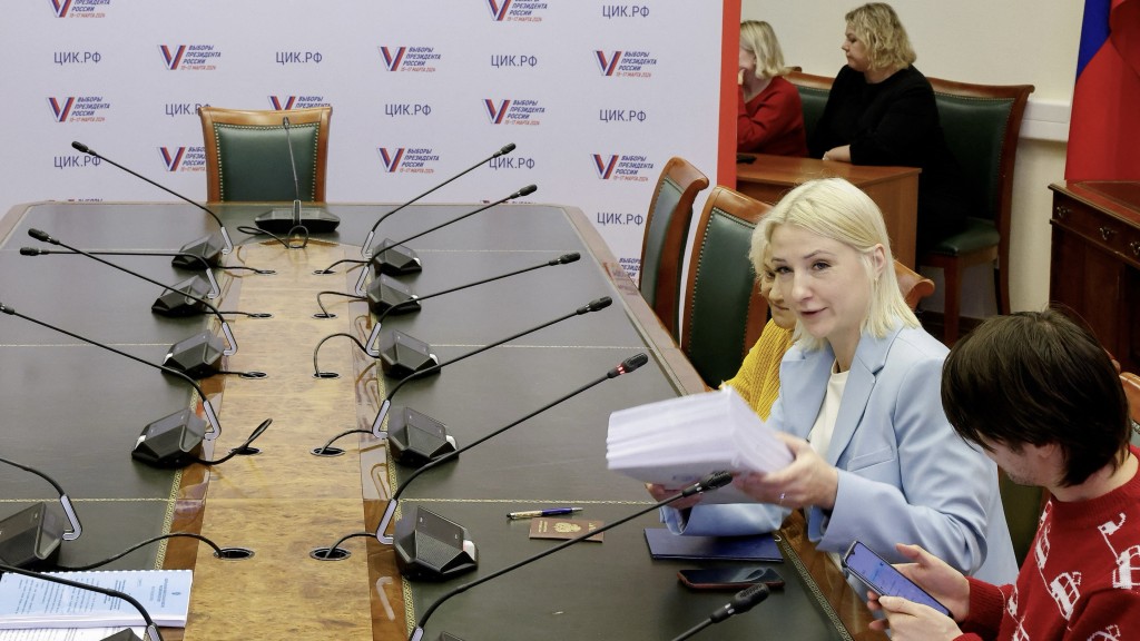 邓佐娃（Yekaterina Duntsova）日前到选委会提交参选文件。 路透社