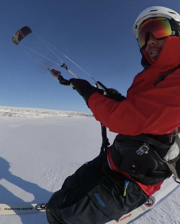 张伟贤喜欢学习不同技能，图为他在俄罗斯学习风筝滑雪。 受访者提供