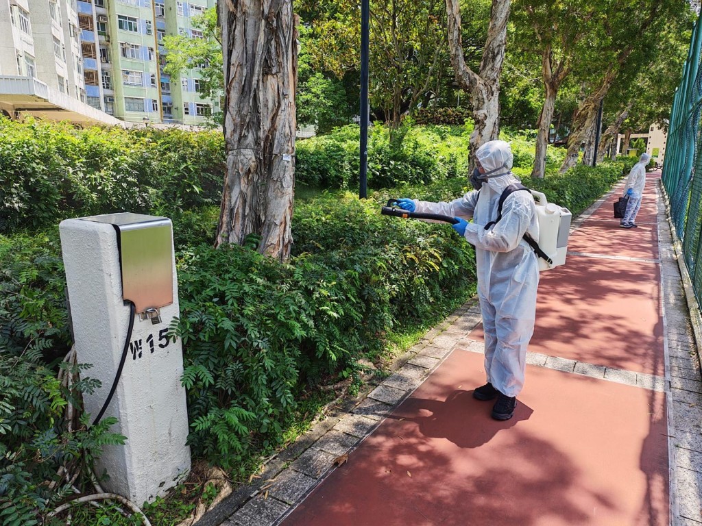 康文署轄下公園正進行霧化處理，以殺滅成蚊。政府新聞處