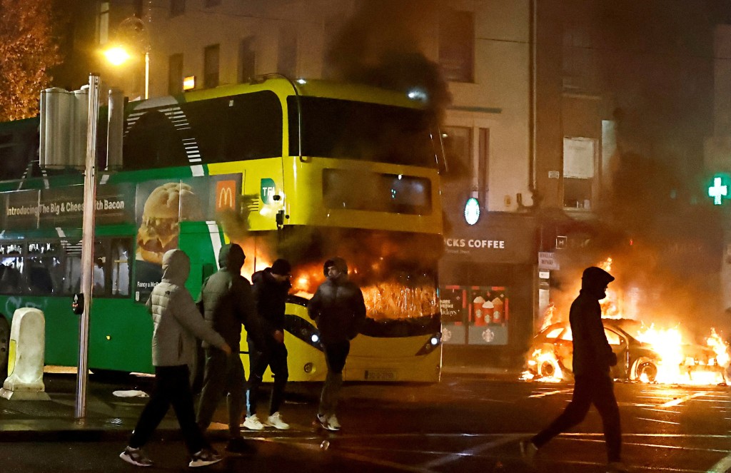 都柏林街頭爆騷亂，有如戰場。路透社