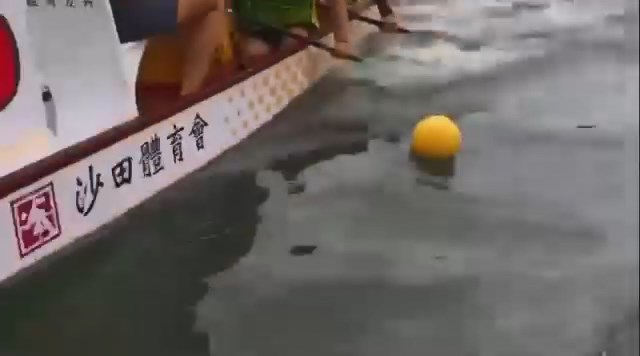 沙田城門河今日亦有一艘龍舟在比賽期間遭另一艘龍舟直撞,導致船上眾人東歪西倒。網上片段截圖 沙田城門河今日亦有一艘龍舟在比賽期間遭另一艘龍舟直撞,導致船上眾人東歪西倒。網上片段截圖