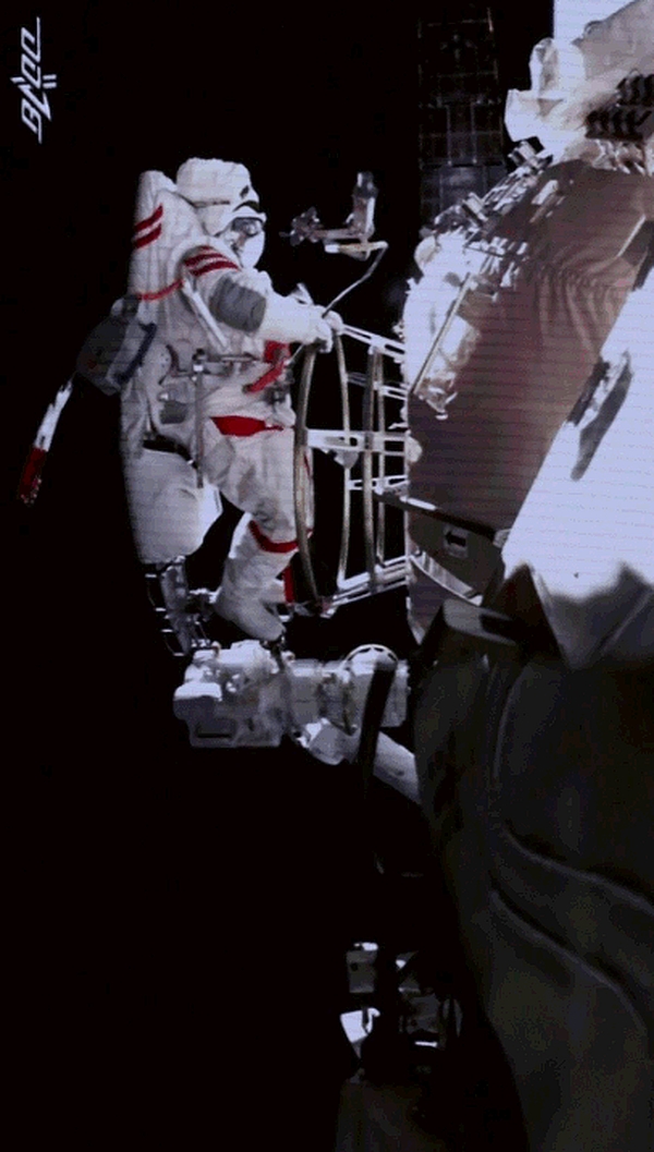 2航天員成功首次出艙。新華社