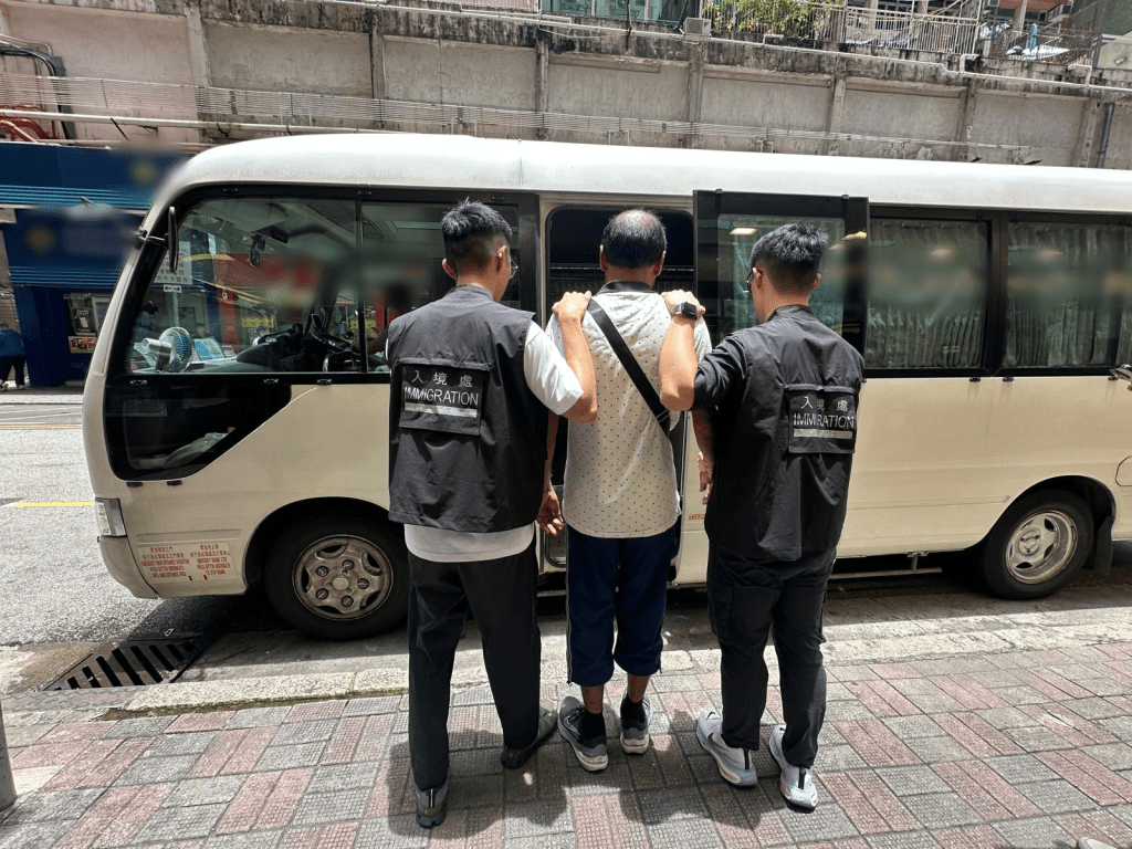 入境處拘捕15人,包括8名非法勞工。入境處圖片 入境處拘捕15人,包括8名非法勞工。入境處圖片