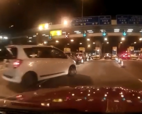 紅隧收費亭的士直剷切綫私家車 。網頁Go Car 2圖片