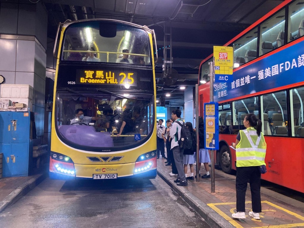 運輸署派出約100名人員，實地監察開學日港九新界主要公共運輸交匯處、車站、學校區、陸路口岸及隧道等交通情況，實時向緊急事故交通協調中心匯報，有需要時加強服務及實施交通管理措施。圖示人員（右一）在天后站公共運輸交匯處監察交通情況。