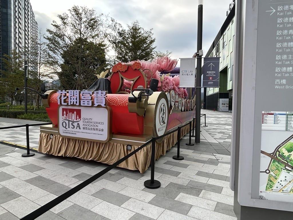 8輛賀年花車首度進駐啟德體育園。 8輛賀年花車首度進駐啟德體育園。