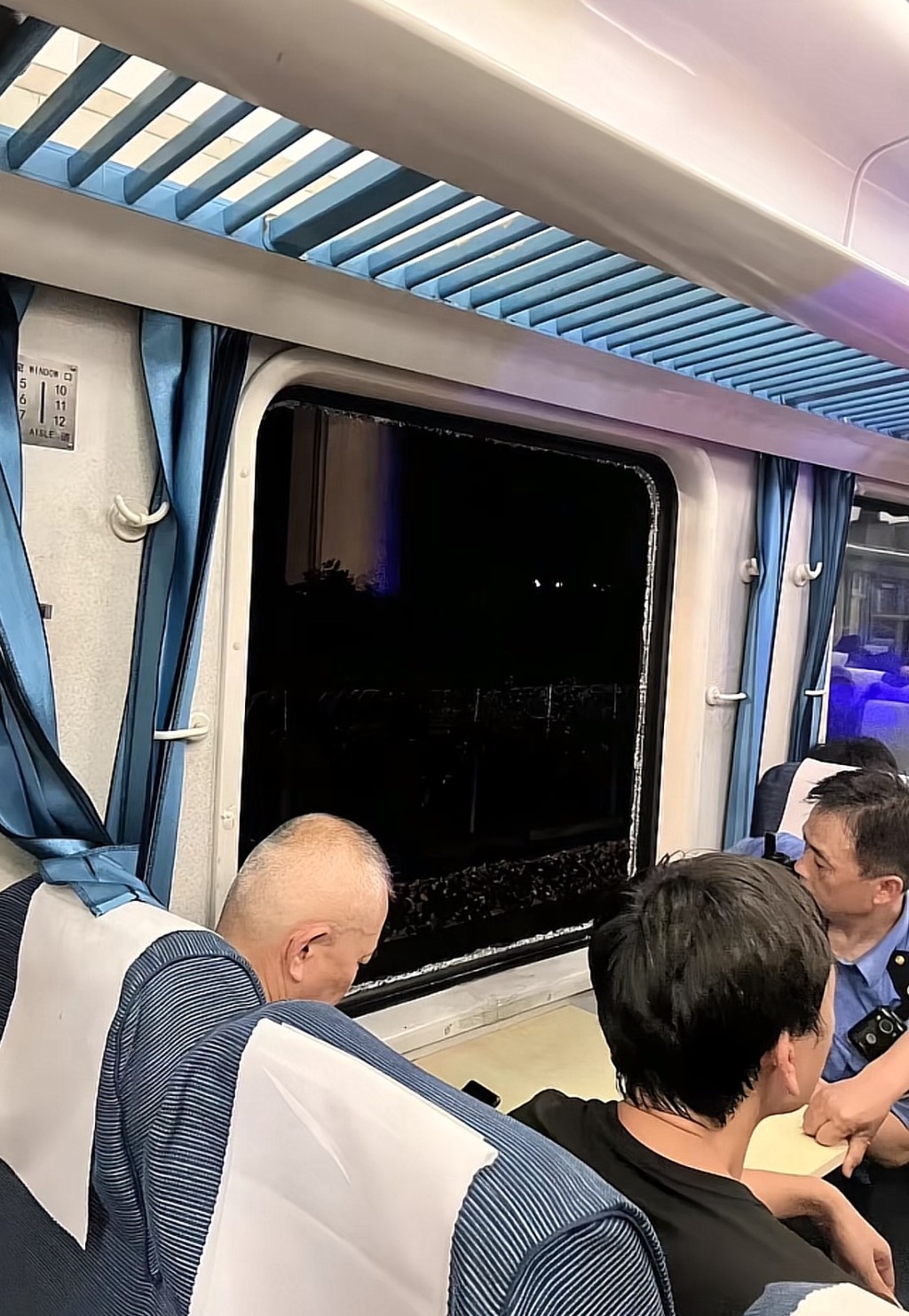 列車被撞脫軌浙江停運3小時悶熱難耐，乘客砸窗通風。抖音@億個達不劉_