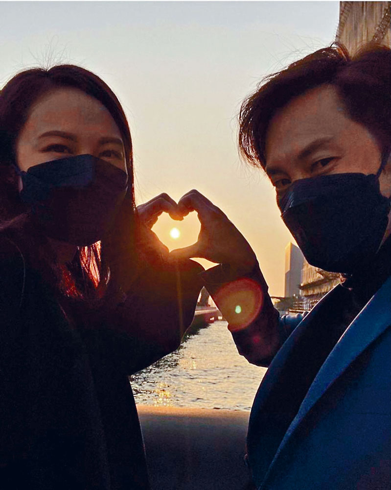 麥秋成感謝老婆唔怕老土,與他一起派心心。
