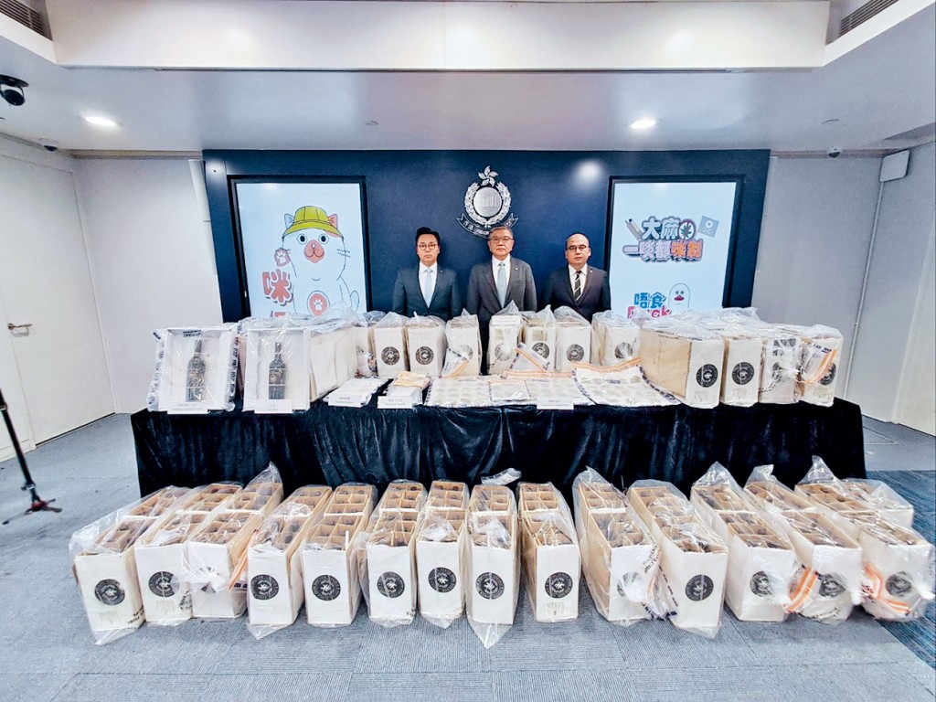 左起:毒品调查科警司谭威信、署理总警司陈江明及总督察湛耀光交代案情。