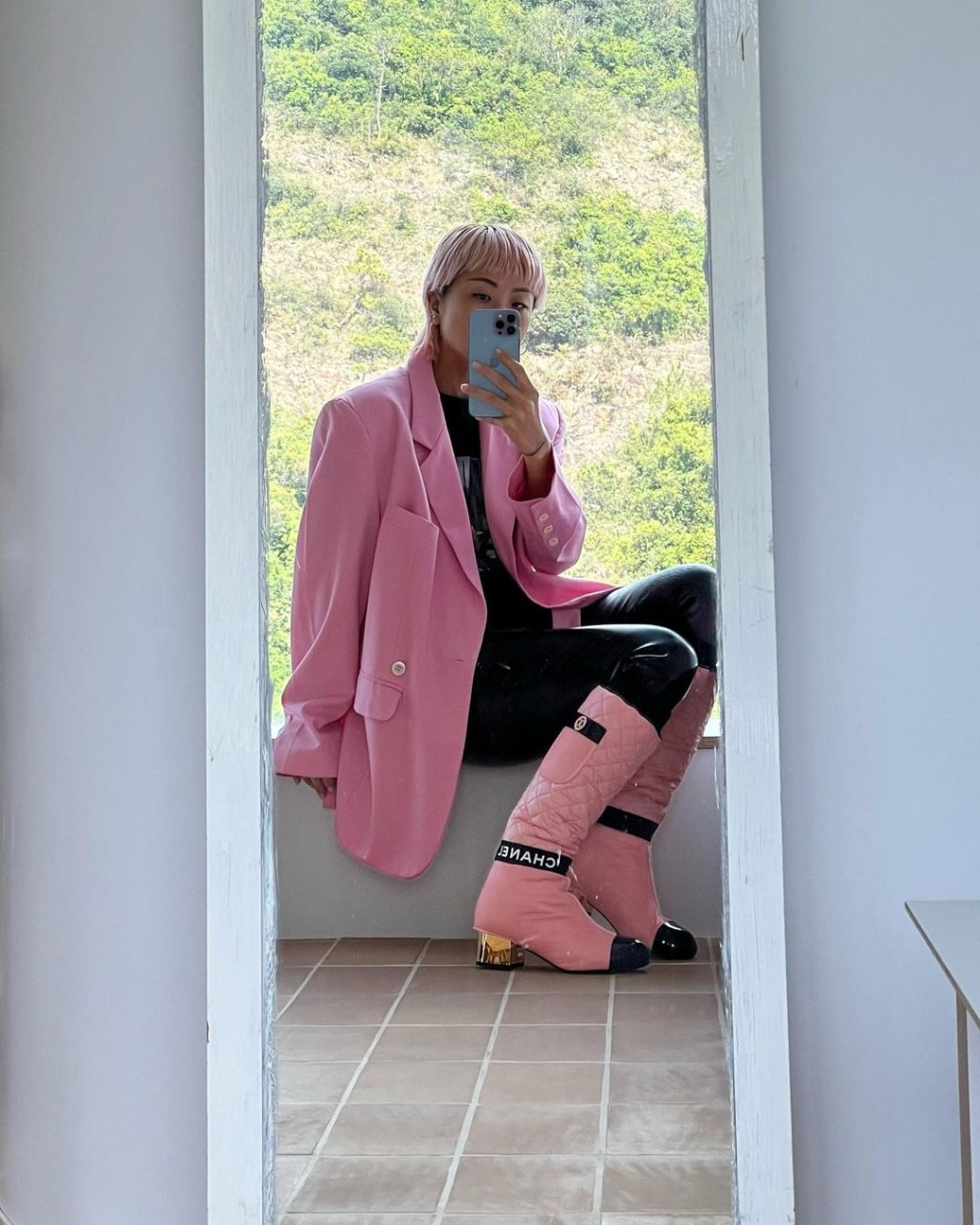 徐濠萦穿上的Chanel粉红色High Boots，售价约18,700元。