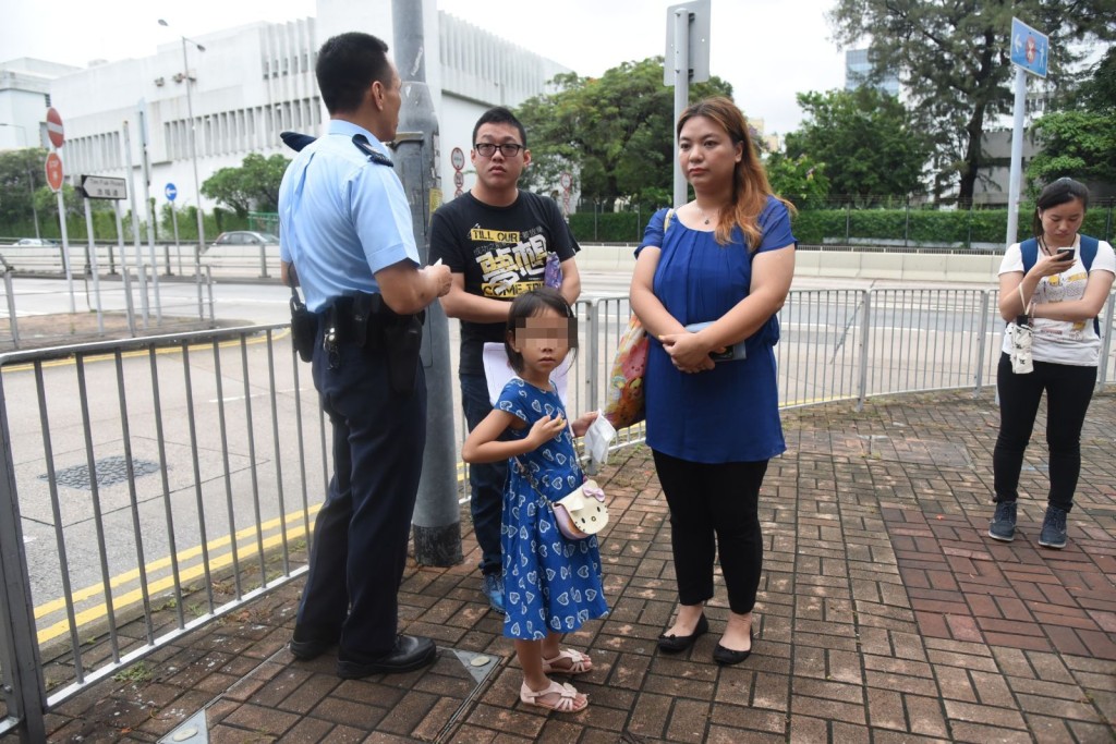 伍嘉儀帶同女兒及黃曦彥到嘉諾撒聖家學校（九龍塘）門外抗議。丁志雄攝