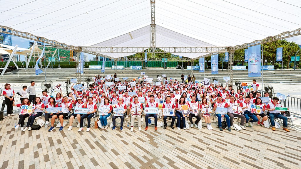 香港律师会大湾区「识法」交流团获得香港、深圳两地政府、法律机构和学府鼎力支持，与会者齐集在深圳人才公园大合照，开始两日交流体验。