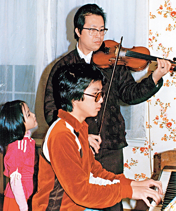 以前過兒童節，甄子丹總會在爸爸的小提琴聲伴奏下，彈奏一曲，父慈子孝，表現好合拍。
