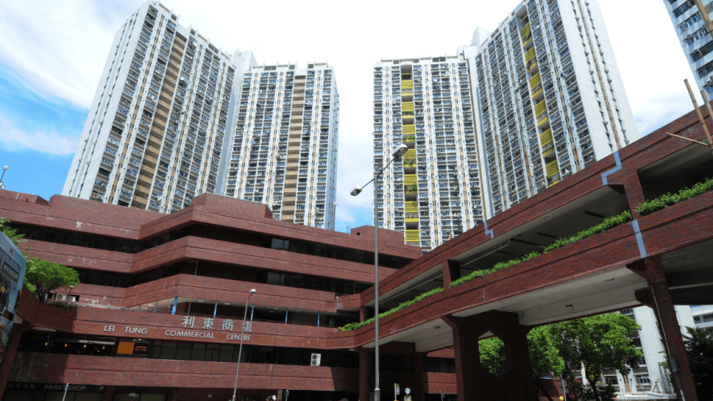 鴨脷洲利東邨等多廈污水陽性，政府派19萬快測包。資料圖片