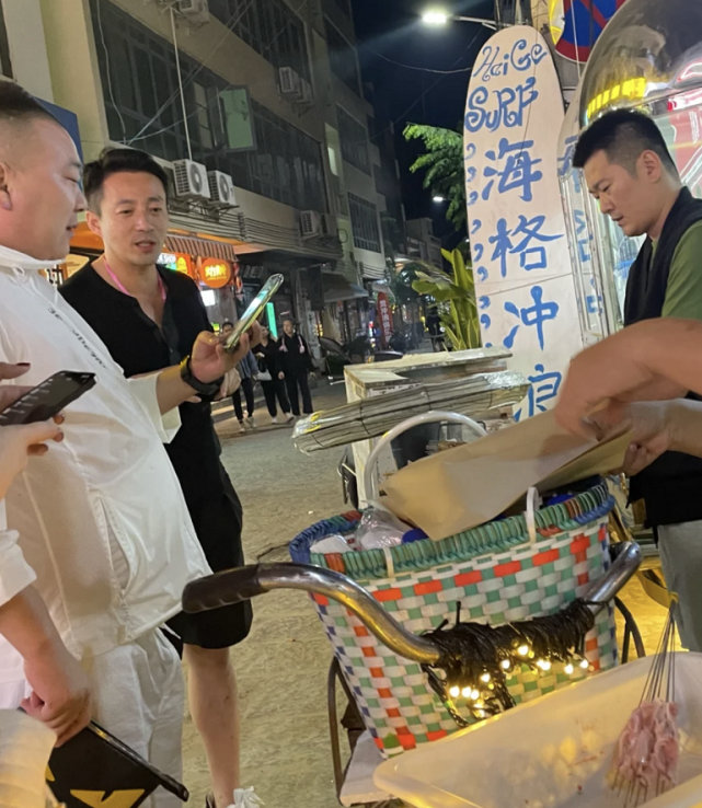 今日有網友貼出在三亞街頭見到汪小菲時拍下的相片。