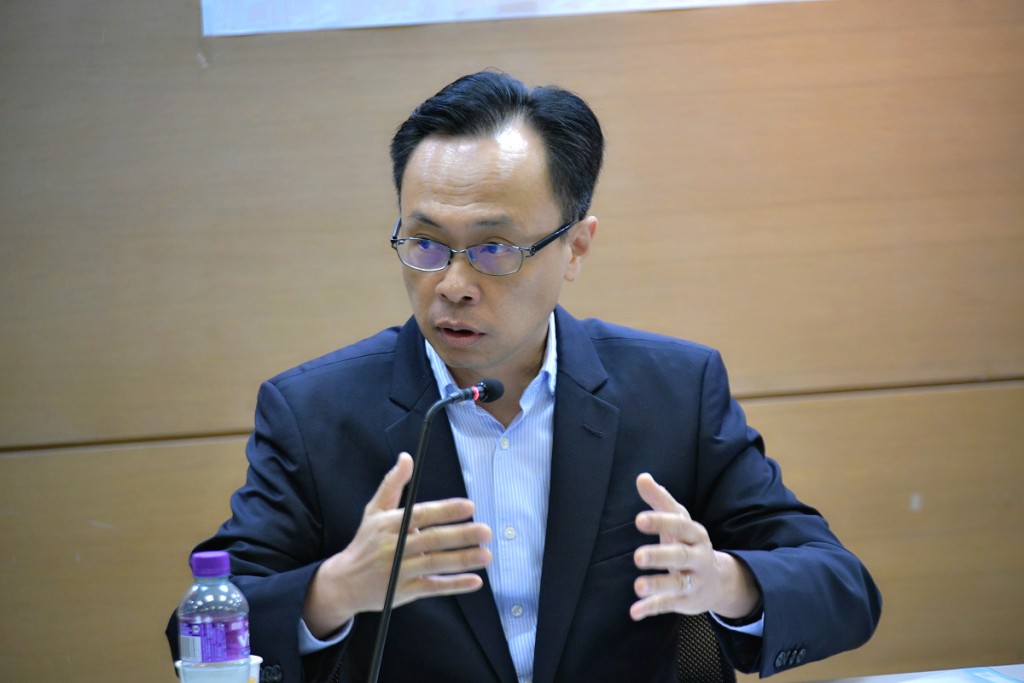 聶德權表示，公務員是特區政府的公務員，同樣是國家的公務員。