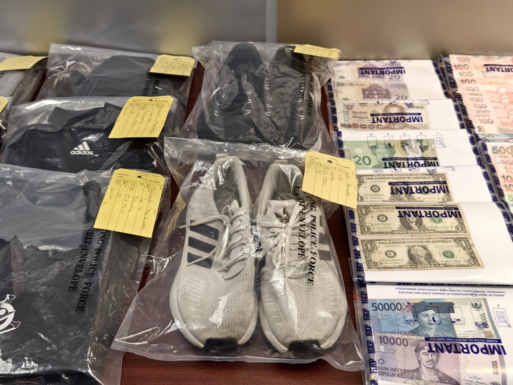 警方展示證物。尹敬堂攝 警方展示證物。尹敬堂攝
