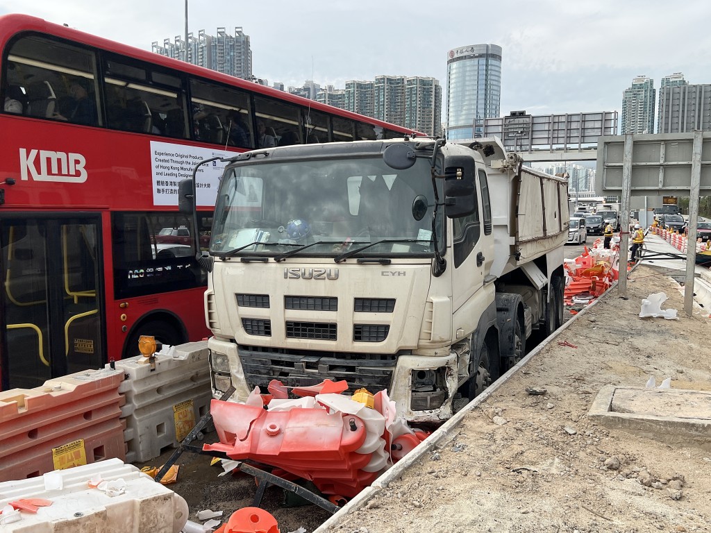 對面線一輛泥頭車撞毀水馬。許文光攝