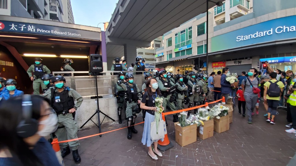 防暴警察戒備。
