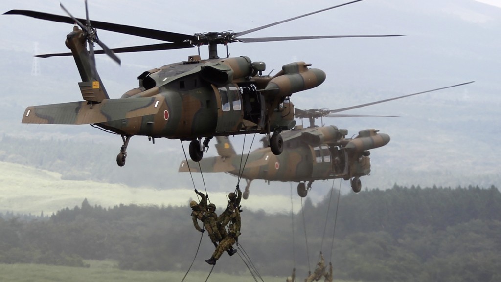 2014年度演習，日本陸上自衛隊員從UH-60JA游繩而下。 路透社